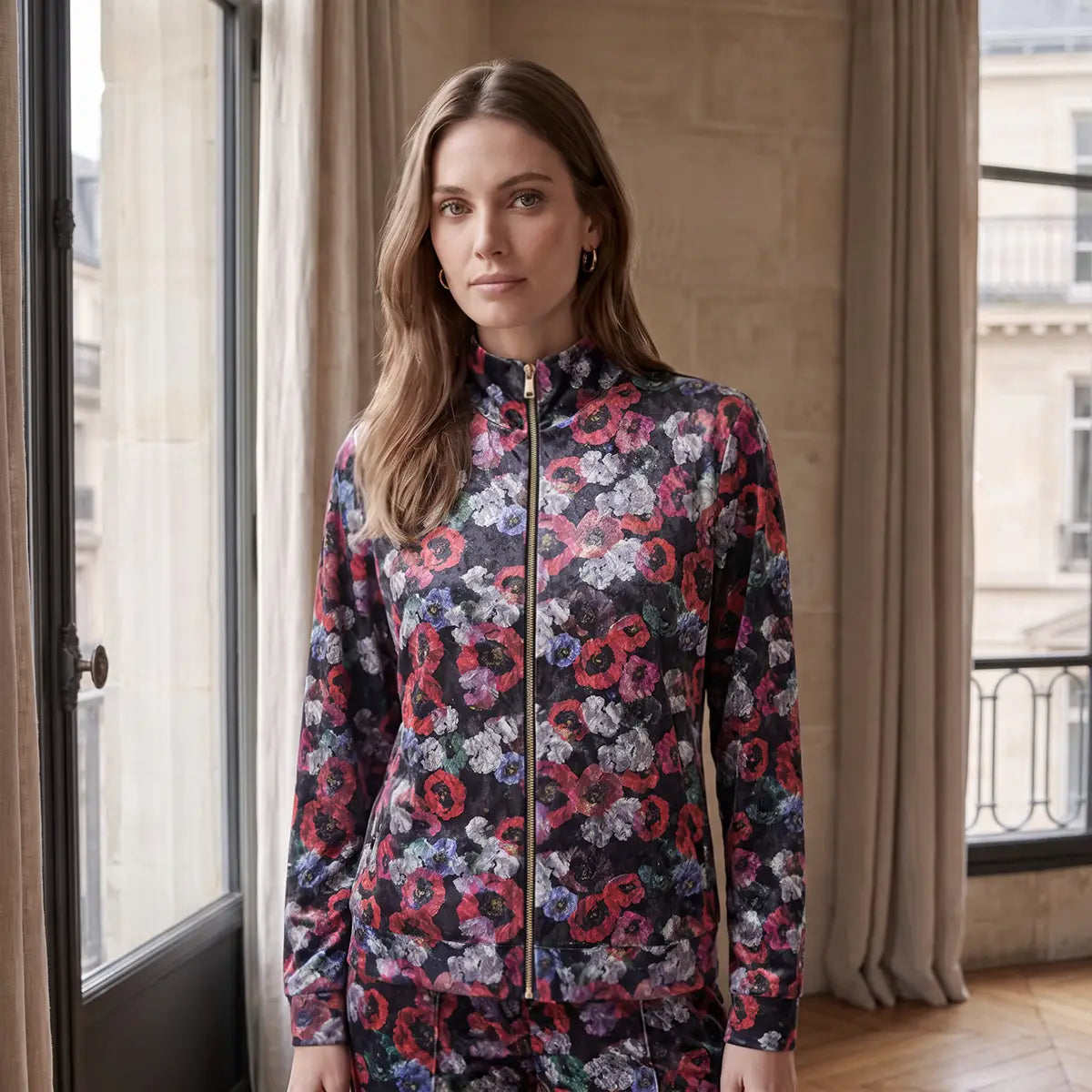 REINE, felpa in ciniglia martellata stampa floreale con zip e tasche, collo alto, su modella.