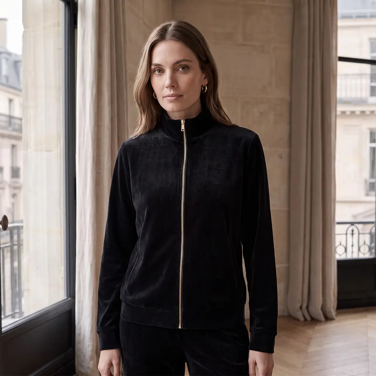 REINE, felpa in ciniglia nera con zip, collo alto, su modella.