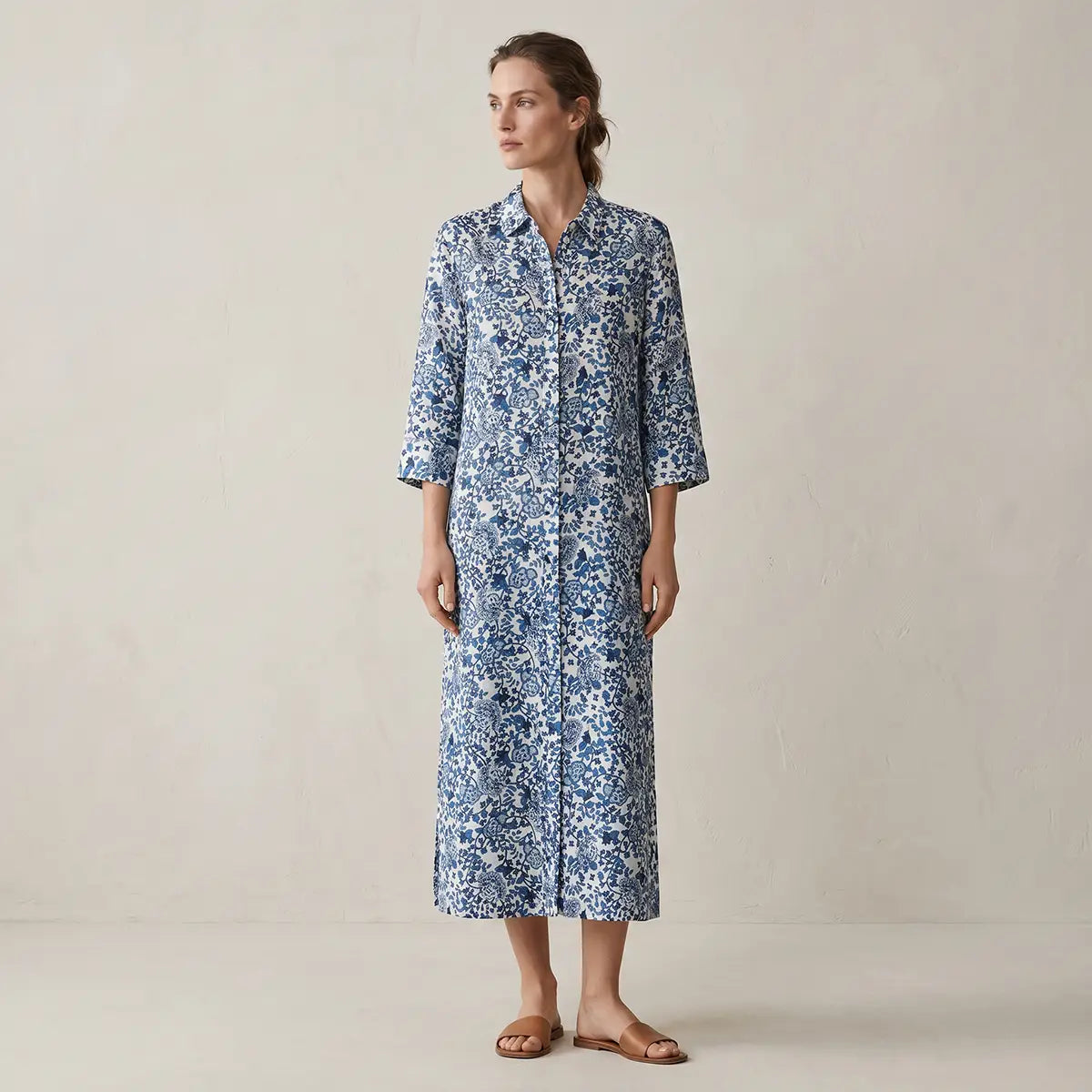 SANDRA, chemisier midi in lino Blue Obsession, su modella.