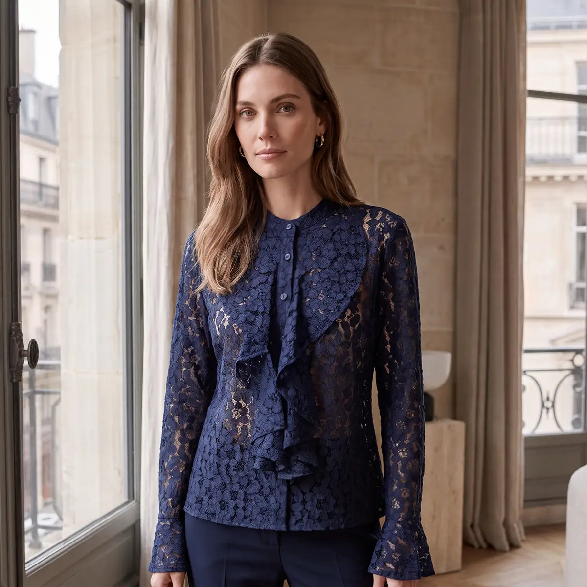 SOFIA, camicia in pizzo blu con rouches sul davanti e maniche lunghe, su modella.