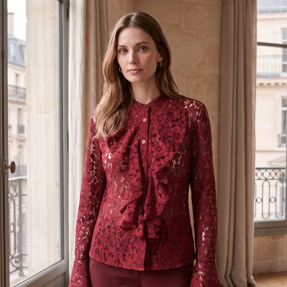 SOFIA, camicia in pizzo bordeaux con rouches sul davanti e maniche lunghe, su modella.