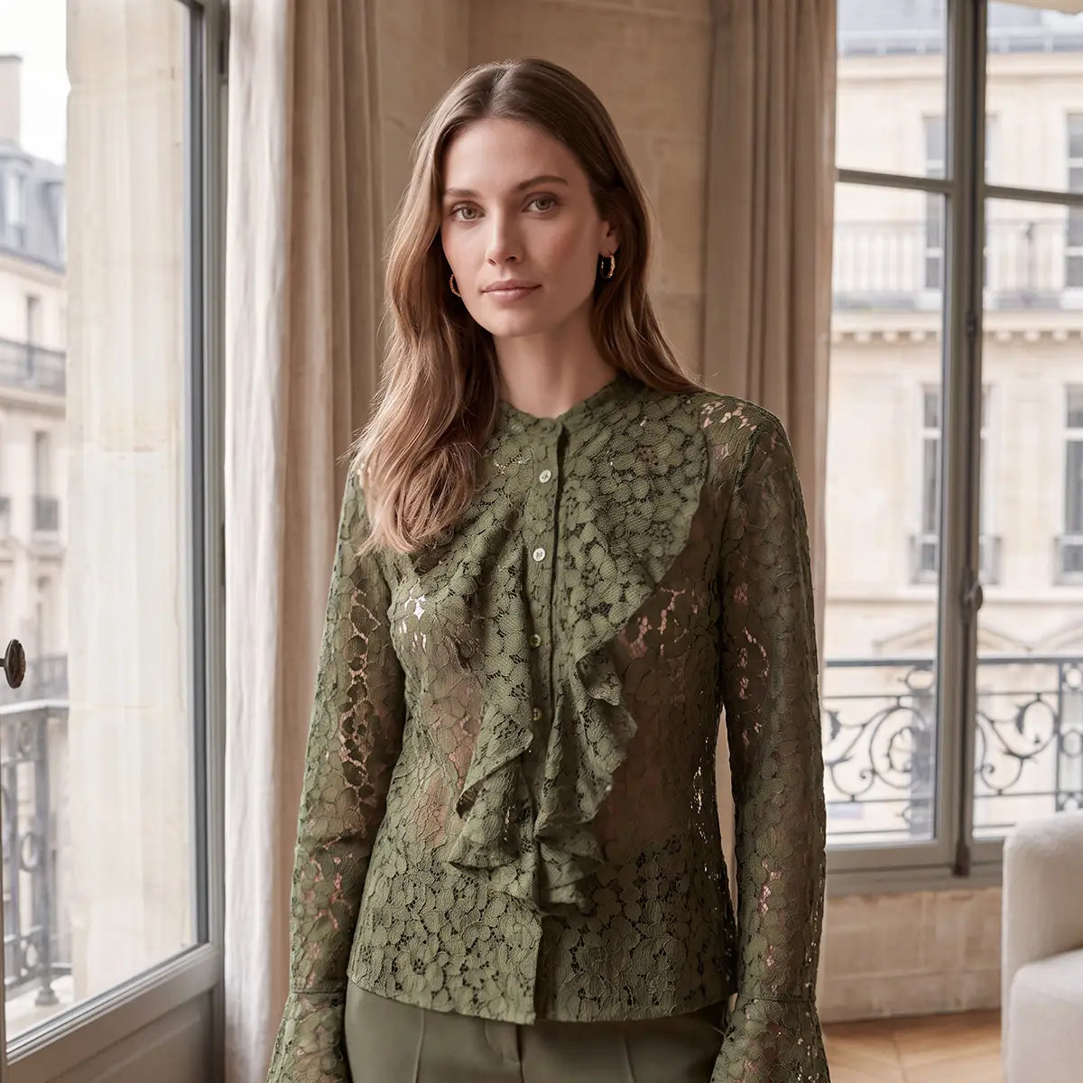 SOFIA, camicia in pizzo verde con rouches sul davanti e maniche lunghe, su modella.