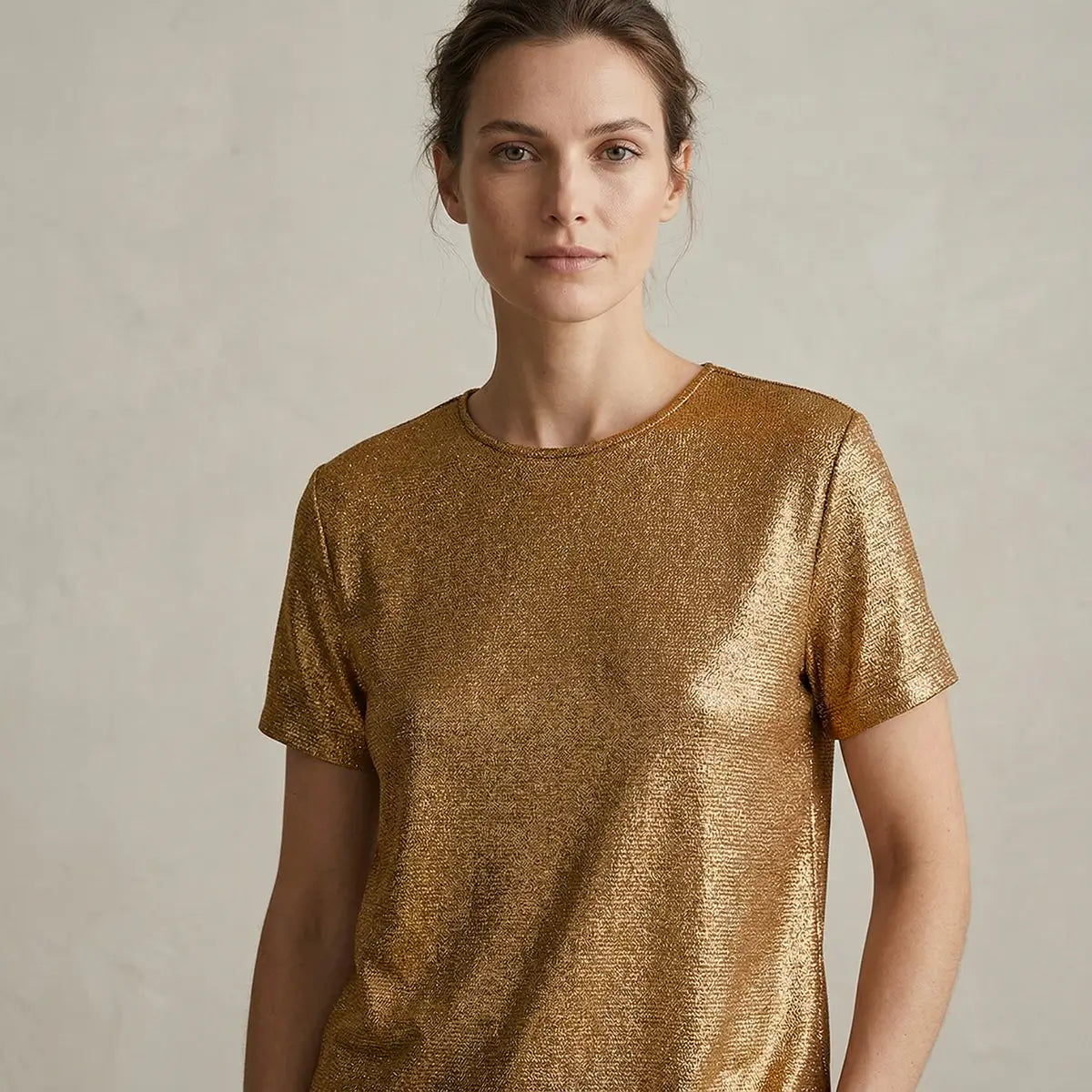 T-shirt donna in lurex bronzo chiaro CARMEN a maniche corte indossata da modella – Alessandra Gallo
