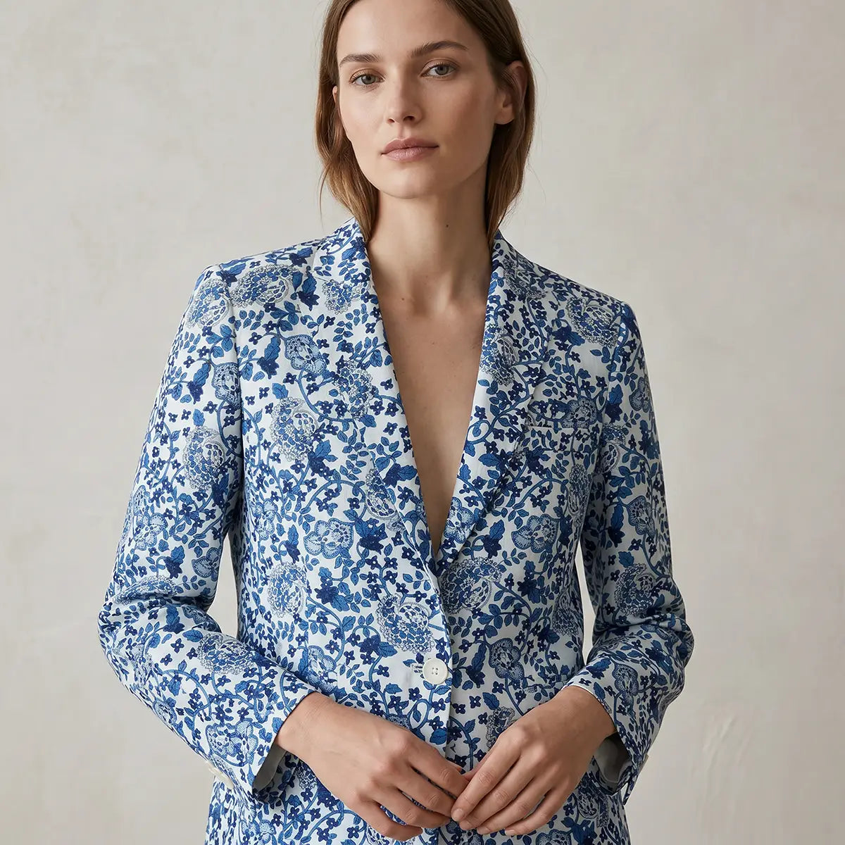 TEA giacca monopetto in cotone fantasia blue obsession di alessandra Gallo - the obsession collection -  indossato frontale 
