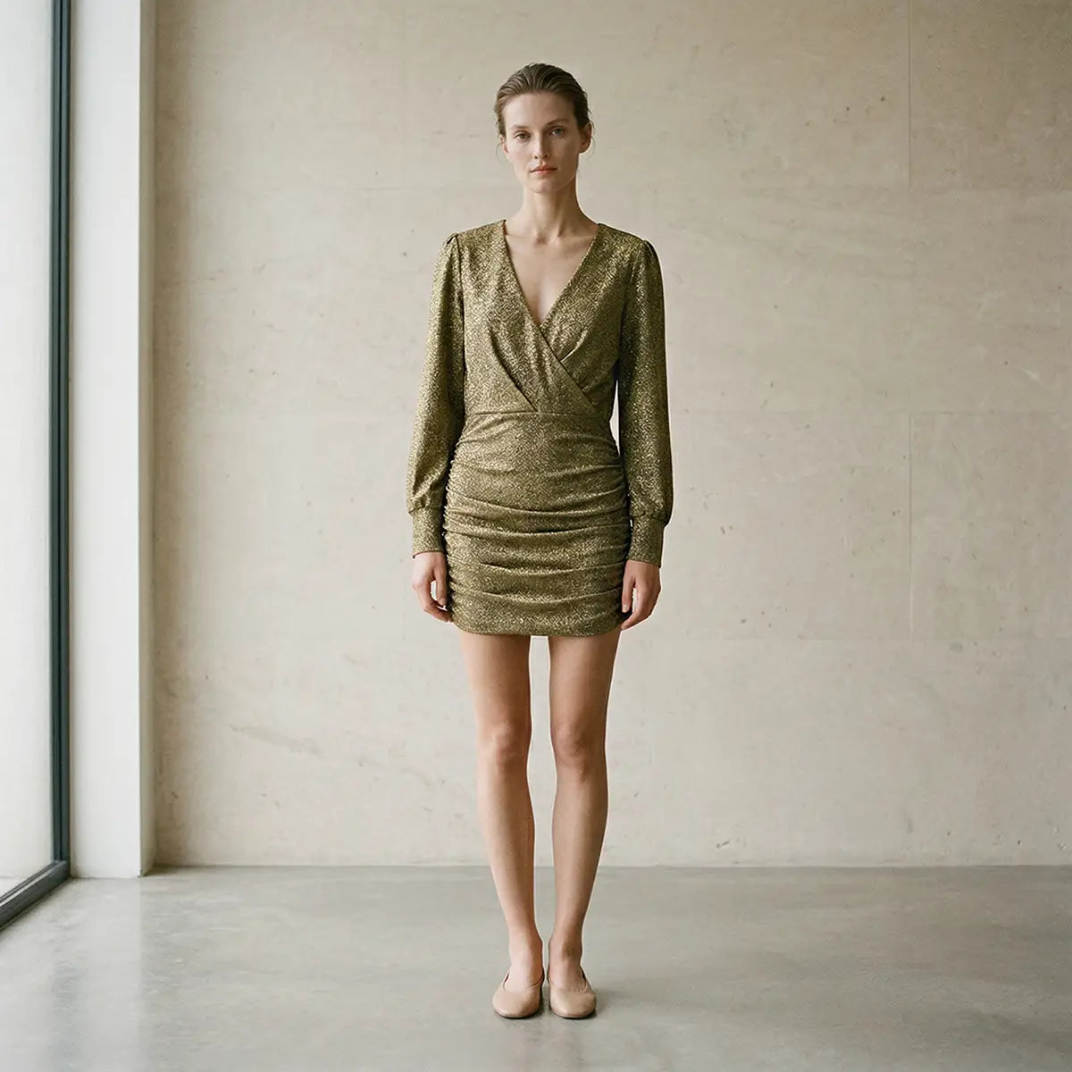 ZOE abito corto di Alessandra Gallo in lurex oro con maniche lunghe e scollo a V - indossato frontale - Stardust Collection